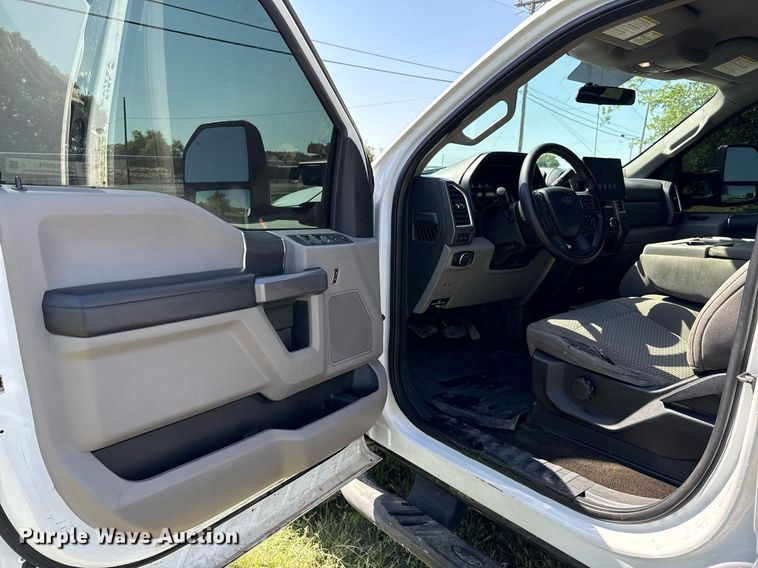 image for item EJ3574 2018 Ford F350 Super Duty XLT Crew Cab pickup truck