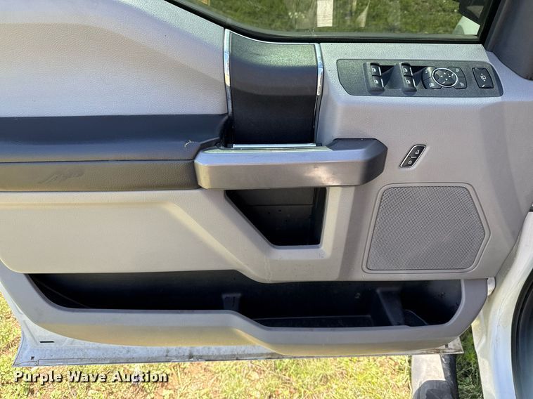 image for item EJ3574 2018 Ford F350 Super Duty XLT Crew Cab pickup truck