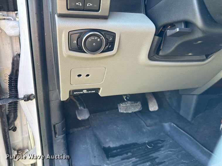 image for item EJ3574 2018 Ford F350 Super Duty XLT Crew Cab pickup truck