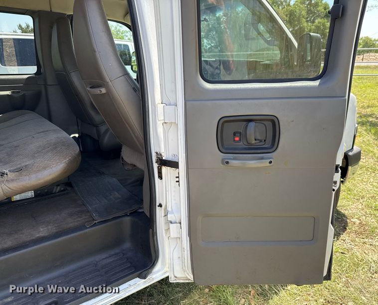image for item EJ3575 2016 Chevrolet Express 3500 van