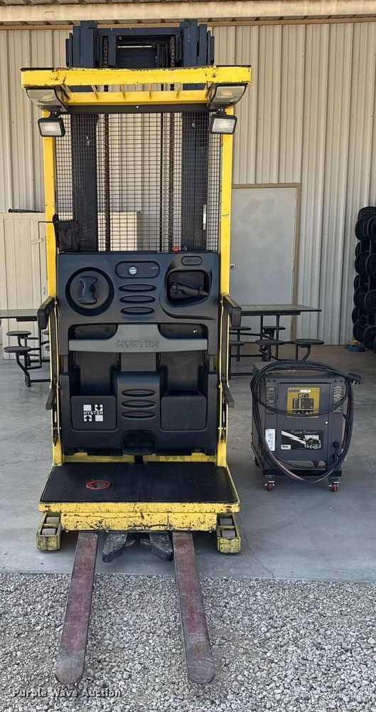 image for item EJ3644 2006 Hyster R30XMS2 order picker