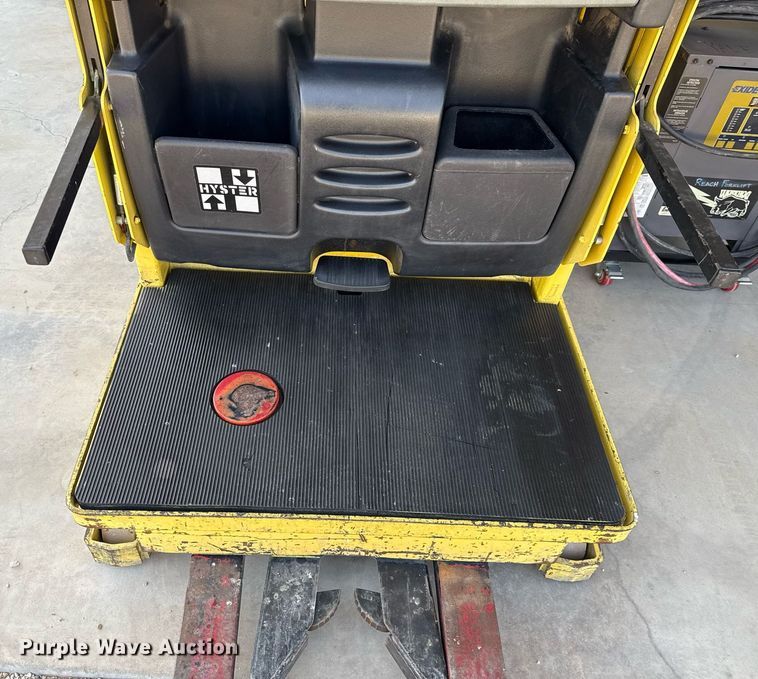 image for item EJ3644 2006 Hyster R30XMS2 order picker