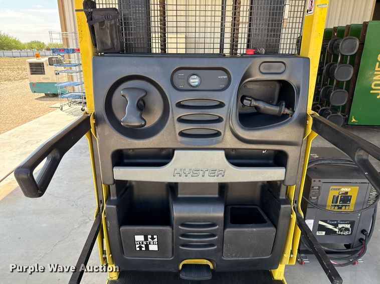 image for item EJ3644 2006 Hyster R30XMS2 order picker