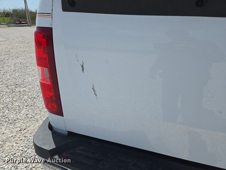 image for item EJ7432 2011 Chevrolet Silverado 2500HD pickup truck