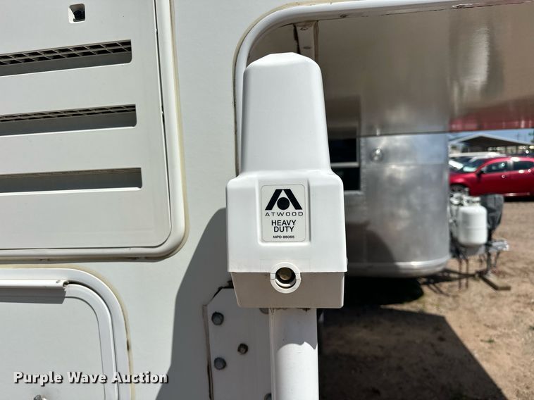 image for item EJ8593 2007 Lance 1191 truck camper