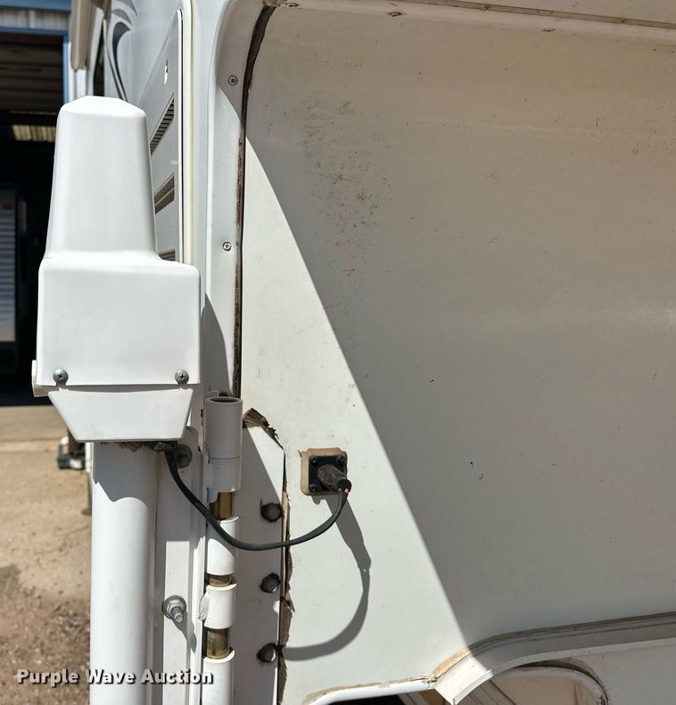 image for item EJ8593 2007 Lance 1191 truck camper