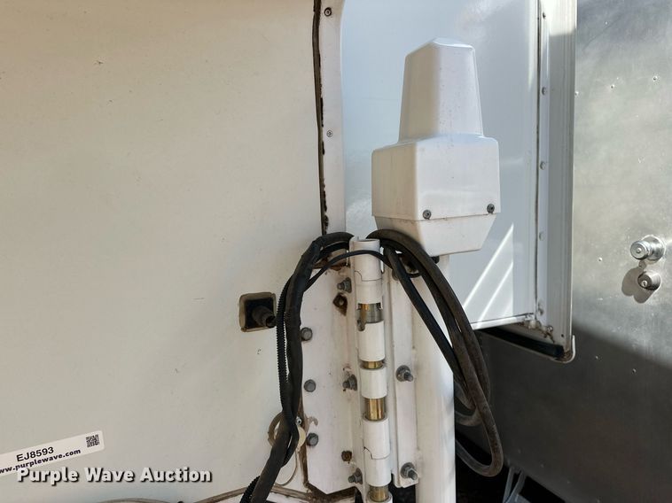 image for item EJ8593 2007 Lance 1191 truck camper