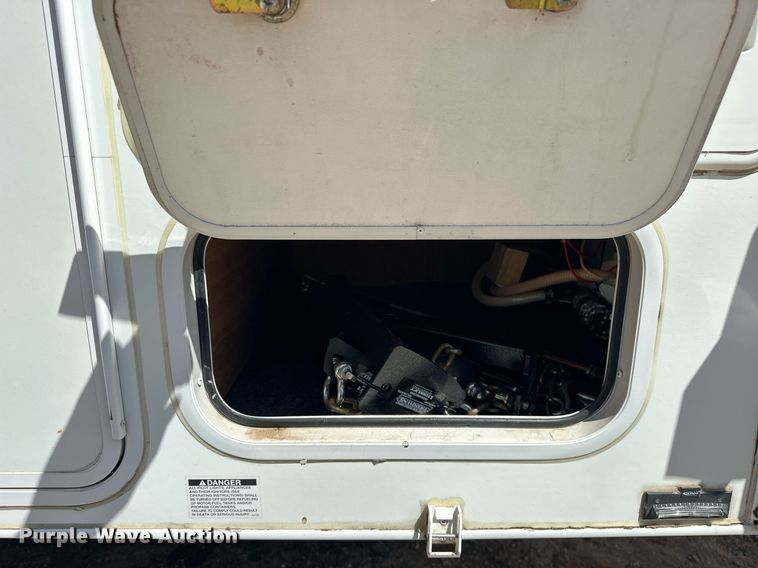 image for item EJ8593 2007 Lance 1191 truck camper