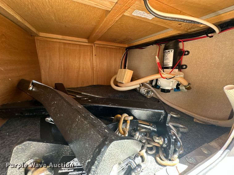 image for item EJ8593 2007 Lance 1191 truck camper