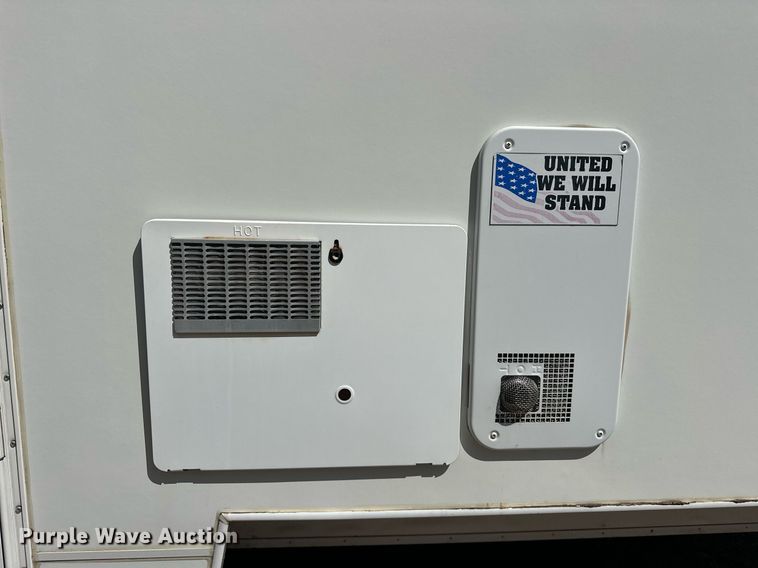 image for item EJ8593 2007 Lance 1191 truck camper