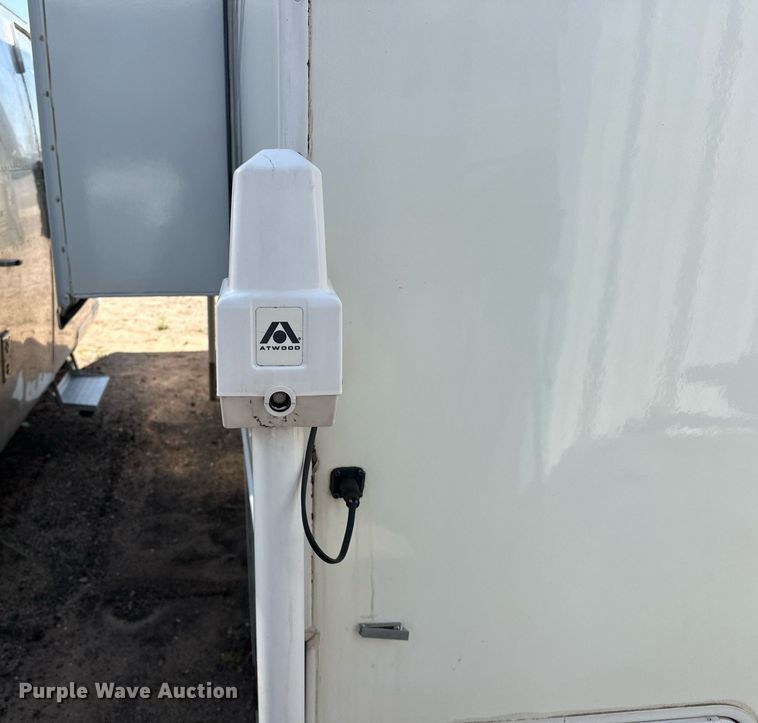 image for item EJ8593 2007 Lance 1191 truck camper