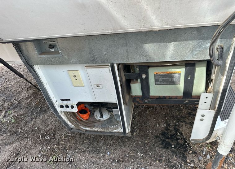 image for item EJ8593 2007 Lance 1191 truck camper