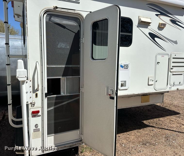 image for item EJ8593 2007 Lance 1191 truck camper