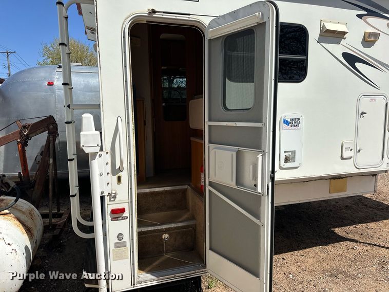 image for item EJ8593 2007 Lance 1191 truck camper