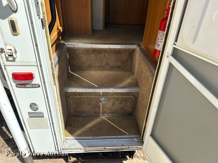 image for item EJ8593 2007 Lance 1191 truck camper