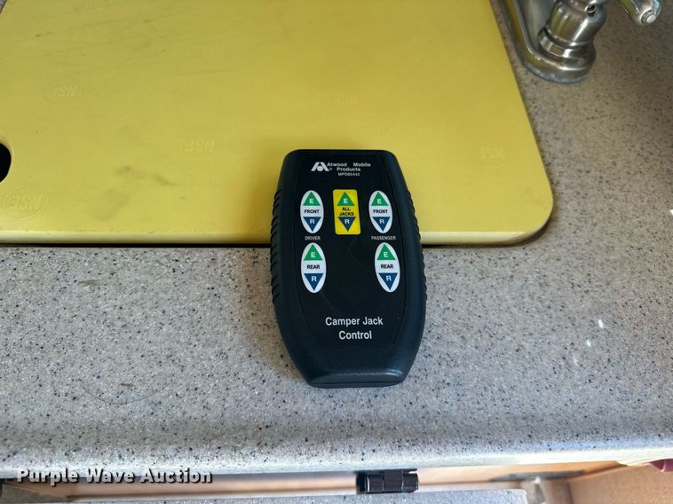 image for item EJ8593 2007 Lance 1191 truck camper