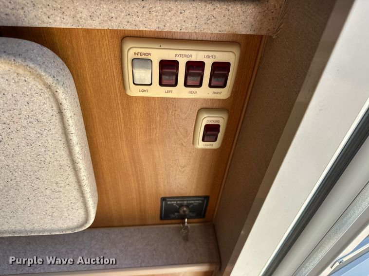 image for item EJ8593 2007 Lance 1191 truck camper