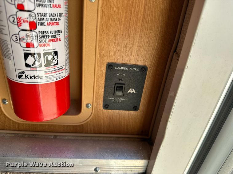 image for item EJ8593 2007 Lance 1191 truck camper