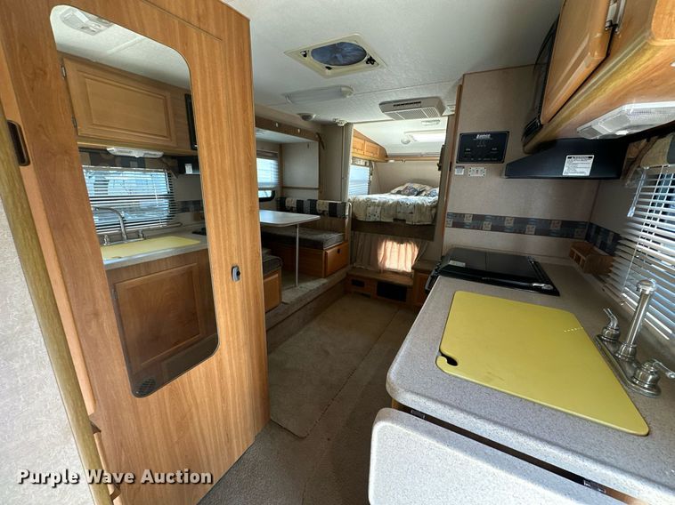 image for item EJ8593 2007 Lance 1191 truck camper