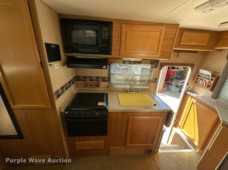 image for item EJ8593 2007 Lance 1191 truck camper