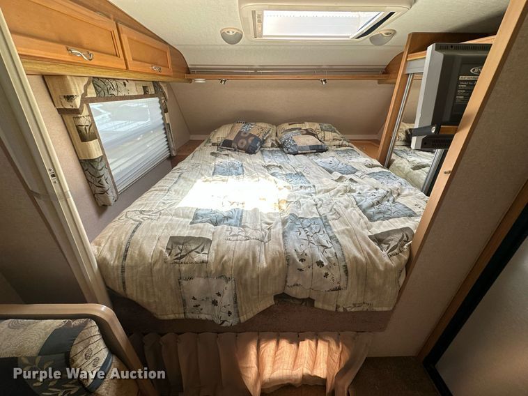 image for item EJ8593 2007 Lance 1191 truck camper