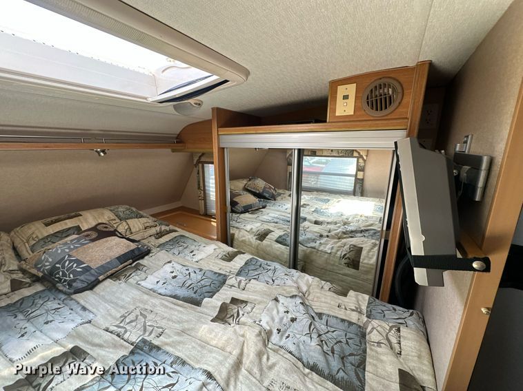 image for item EJ8593 2007 Lance 1191 truck camper