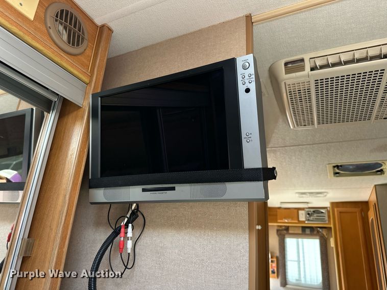 image for item EJ8593 2007 Lance 1191 truck camper