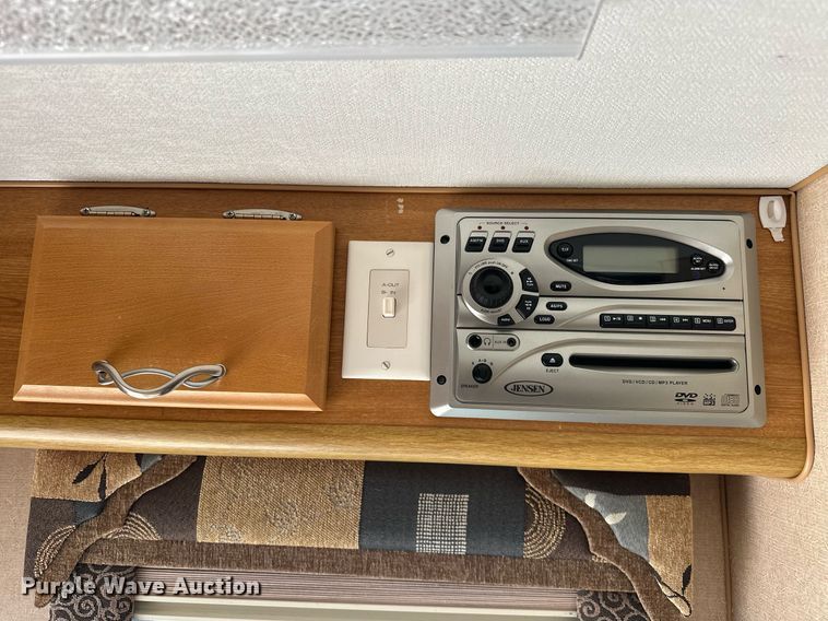 image for item EJ8593 2007 Lance 1191 truck camper