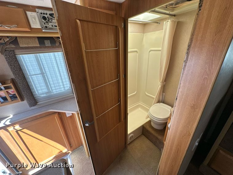 image for item EJ8593 2007 Lance 1191 truck camper