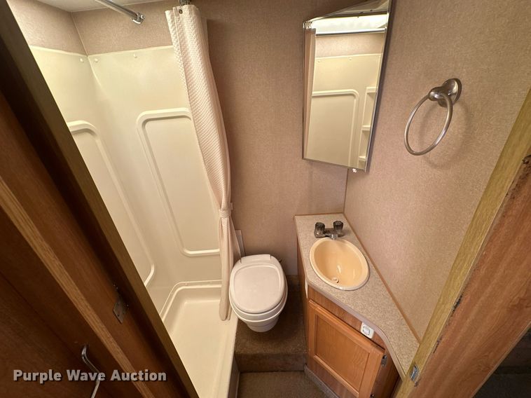 image for item EJ8593 2007 Lance 1191 truck camper