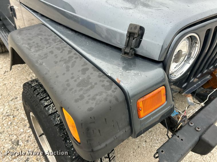 image for item EK2842 2002 Jeep Wrangler SUV