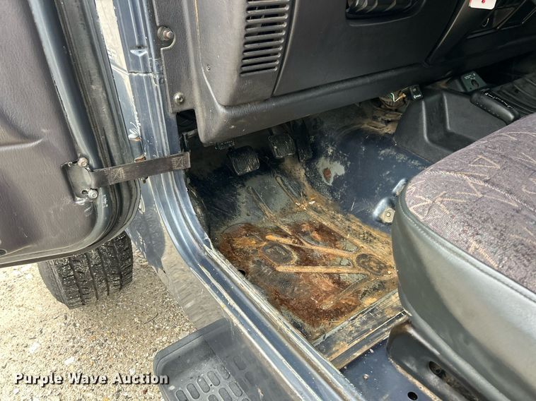 image for item EK2842 2002 Jeep Wrangler SUV