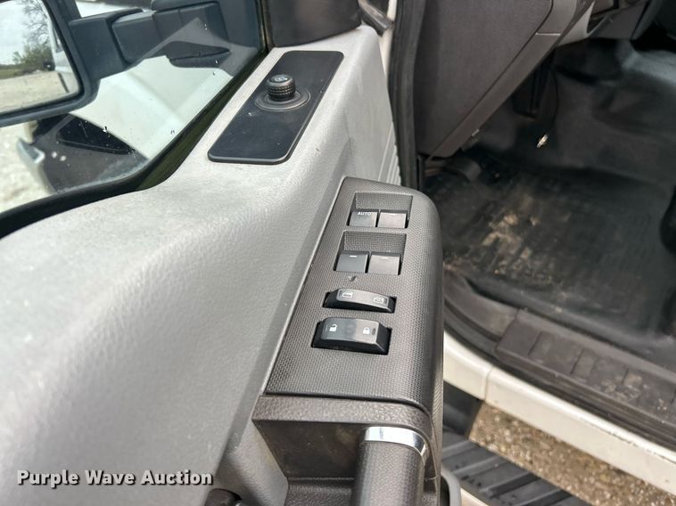 image for item EK2843 2011 Ford F350 Super Duty Crew Cab pickup truck