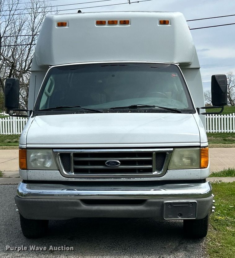image for item EK2873 2003 Ford E450 Super Duty shuttle bus