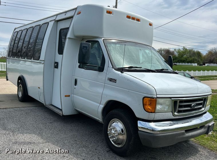 image for item EK2873 2003 Ford E450 Super Duty shuttle bus