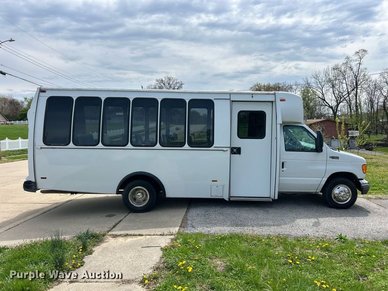 image for item EK2873 2003 Ford E450 Super Duty shuttle bus
