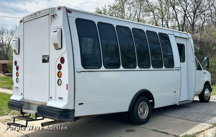 image for item EK2873 2003 Ford E450 Super Duty shuttle bus
