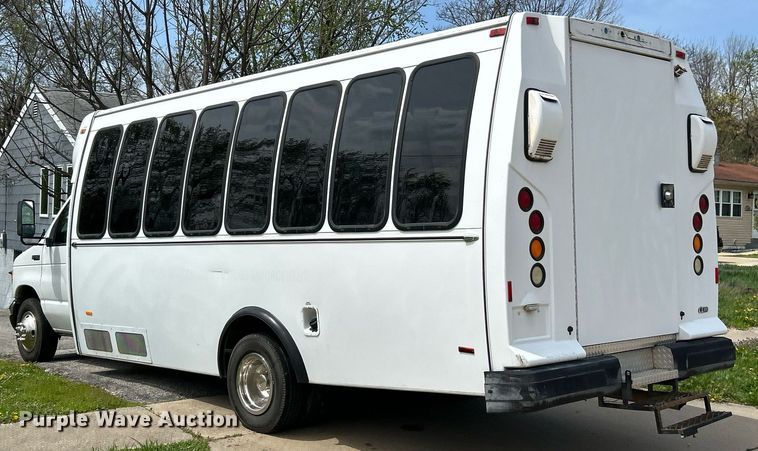 image for item EK2873 2003 Ford E450 Super Duty shuttle bus