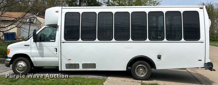 image for item EK2873 2003 Ford E450 Super Duty shuttle bus