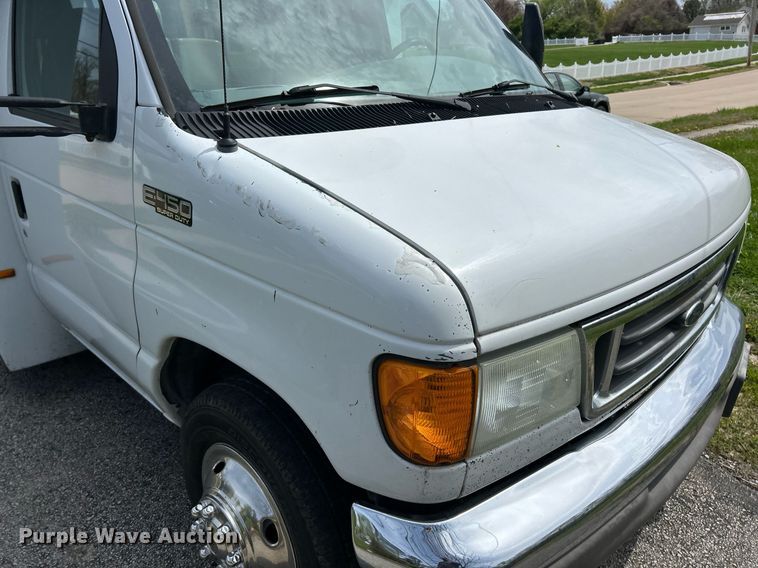 image for item EK2873 2003 Ford E450 Super Duty shuttle bus