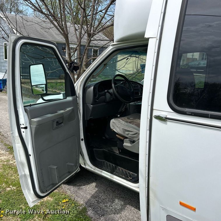 image for item EK2873 2003 Ford E450 Super Duty shuttle bus