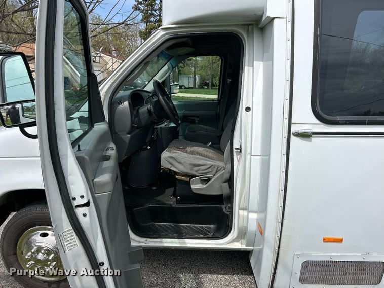 image for item EK2873 2003 Ford E450 Super Duty shuttle bus