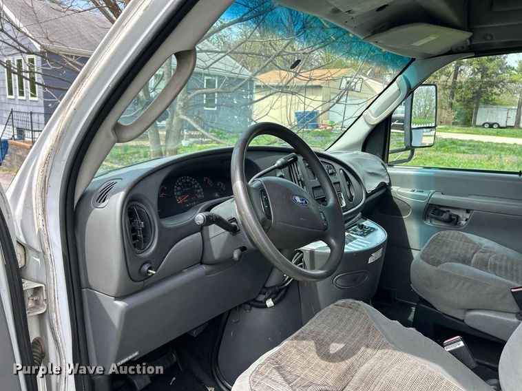 image for item EK2873 2003 Ford E450 Super Duty shuttle bus