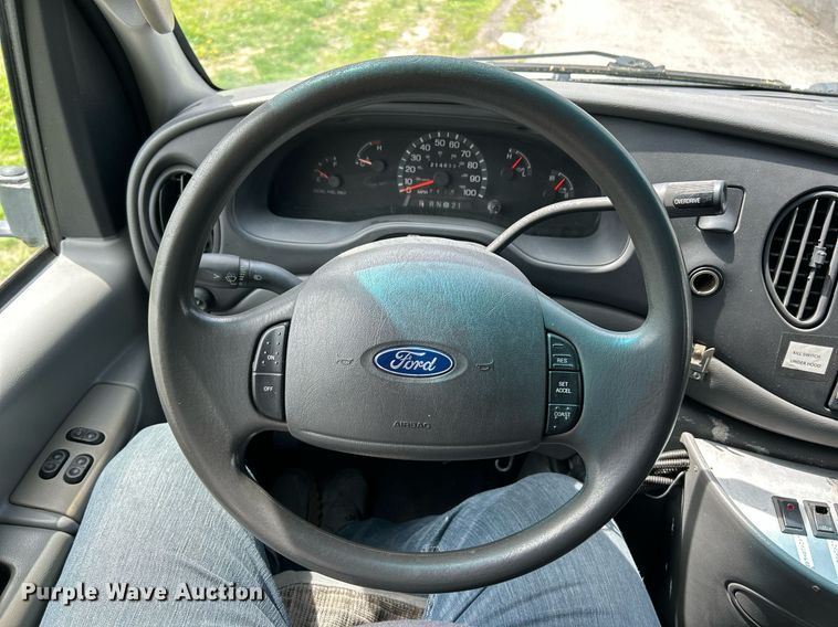 image for item EK2873 2003 Ford E450 Super Duty shuttle bus