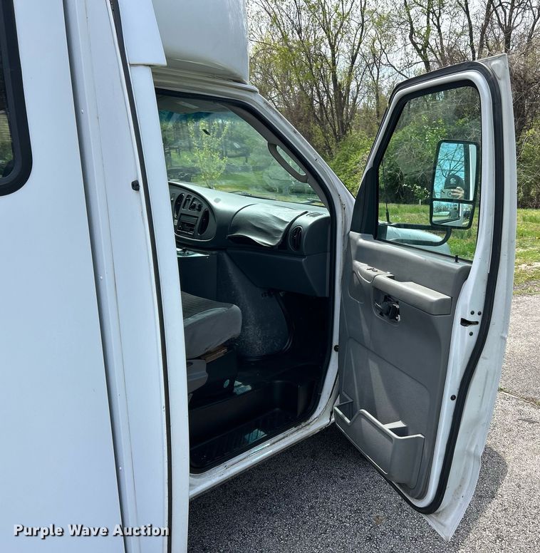 image for item EK2873 2003 Ford E450 Super Duty shuttle bus
