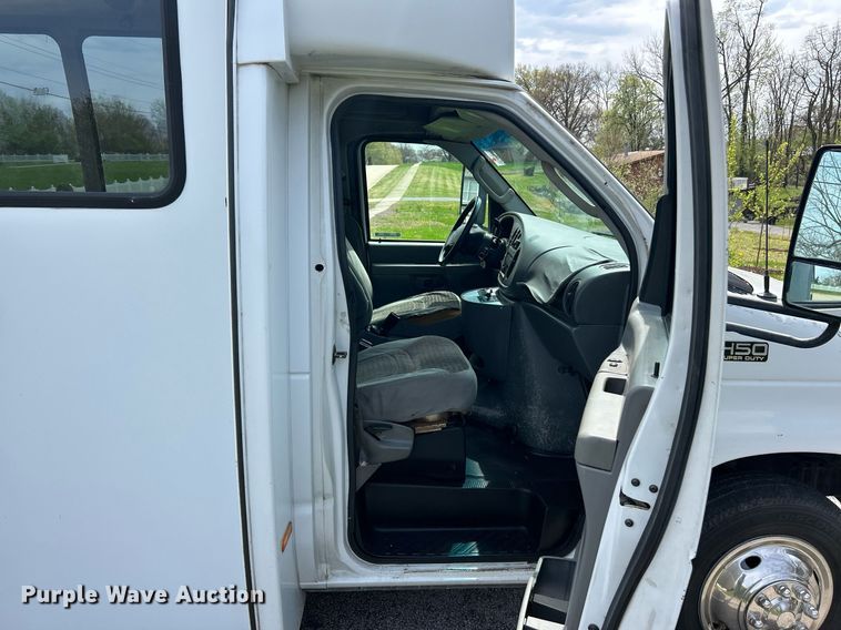 image for item EK2873 2003 Ford E450 Super Duty shuttle bus