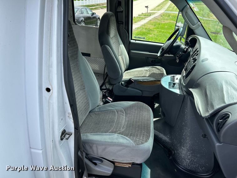 image for item EK2873 2003 Ford E450 Super Duty shuttle bus