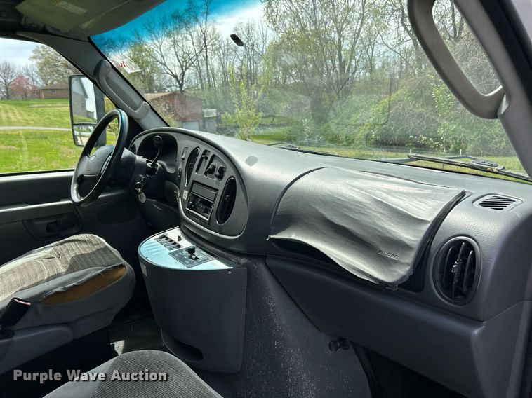 image for item EK2873 2003 Ford E450 Super Duty shuttle bus