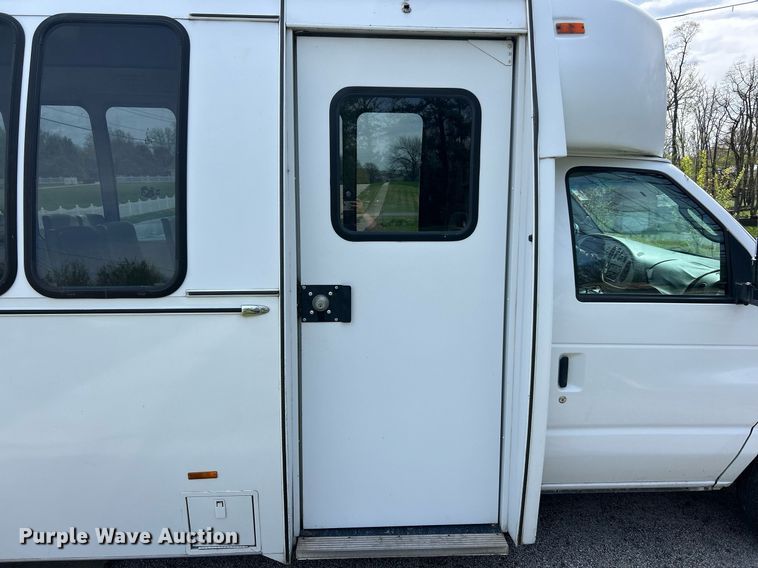 image for item EK2873 2003 Ford E450 Super Duty shuttle bus