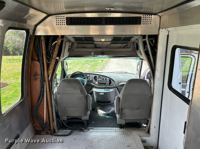 image for item EK2873 2003 Ford E450 Super Duty shuttle bus